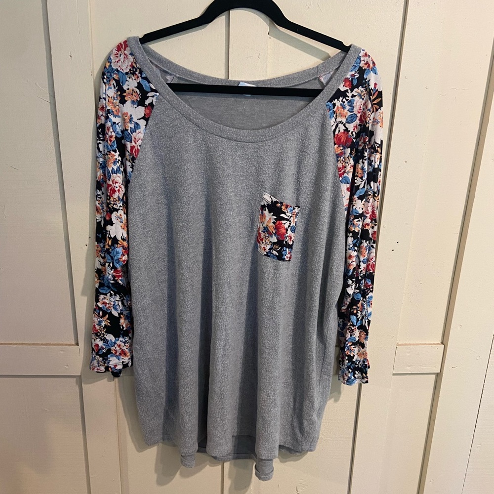 Cloudless long sleeve grey top with floral sleeve contrast  size 3x